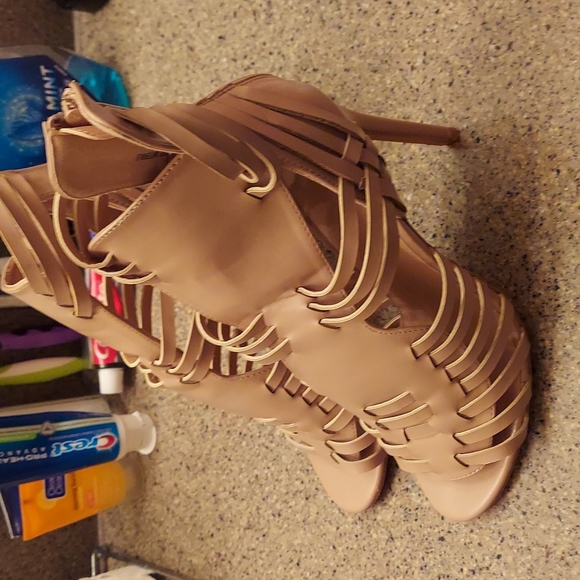 High Heels - Picture 1 of 6